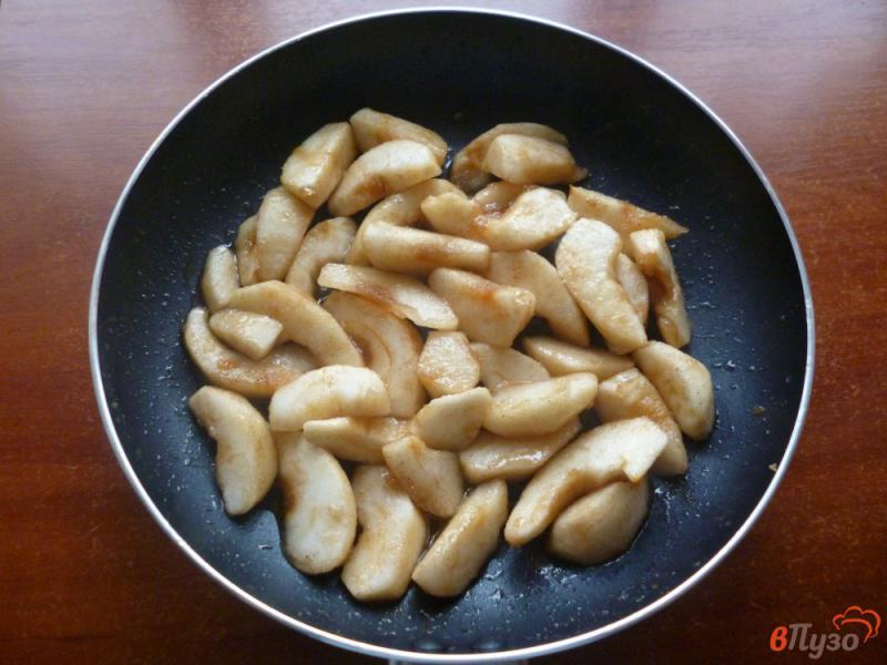 Фото приготовление рецепта: Яблочный пирог на сковороде шаг №3