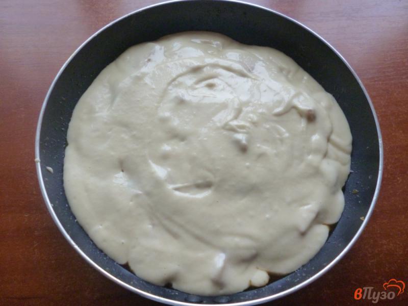 Фото приготовление рецепта: Яблочный пирог на сковороде шаг №7