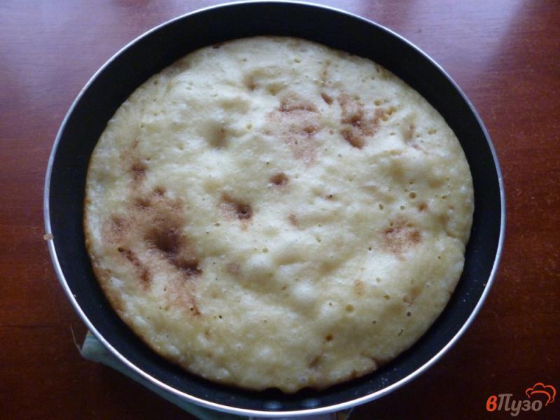 Фото приготовление рецепта: Яблочный пирог на сковороде шаг №8
