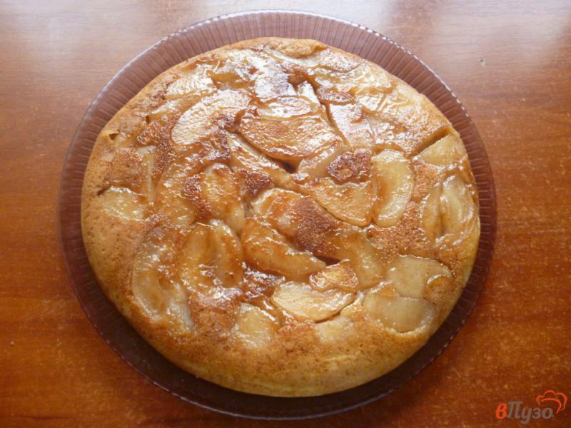 Фото приготовление рецепта: Яблочный пирог на сковороде шаг №9