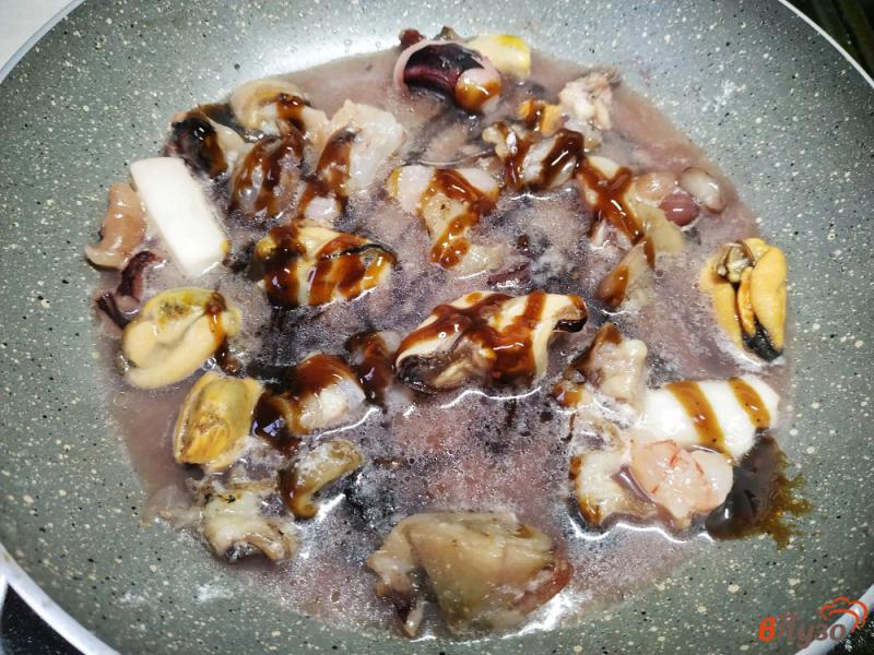 Фото приготовление рецепта: Греческий салат из морепродуктов шаг №2