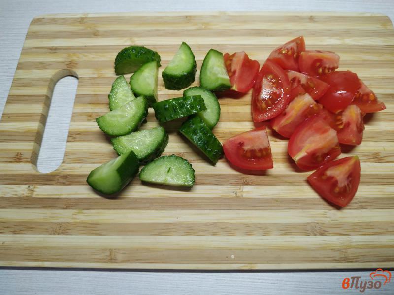 Фото приготовление рецепта: Греческий салат из морепродуктов шаг №4
