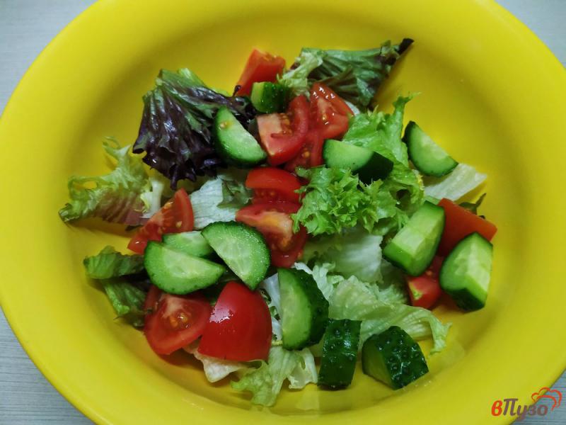 Фото приготовление рецепта: Греческий салат из морепродуктов шаг №5