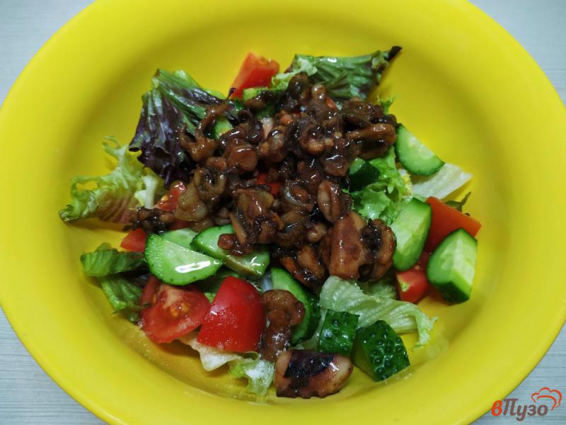 Фото приготовление рецепта: Греческий салат из морепродуктов шаг №6