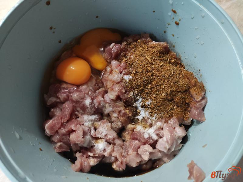 Фото приготовление рецепта: Рубленные котлеты из свинины с соевым соусом шаг №2