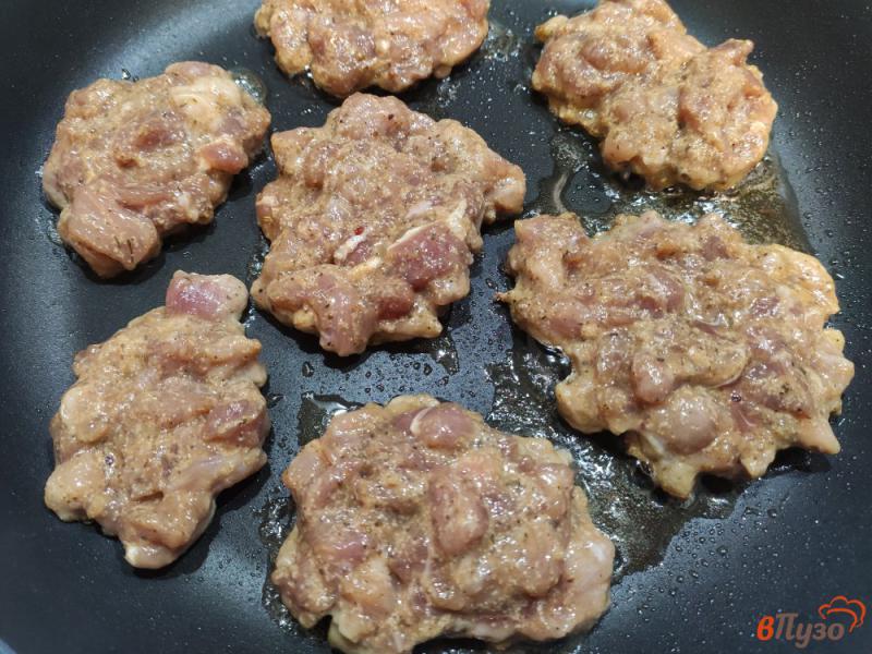 Фото приготовление рецепта: Рубленные котлеты из свинины с соевым соусом шаг №6