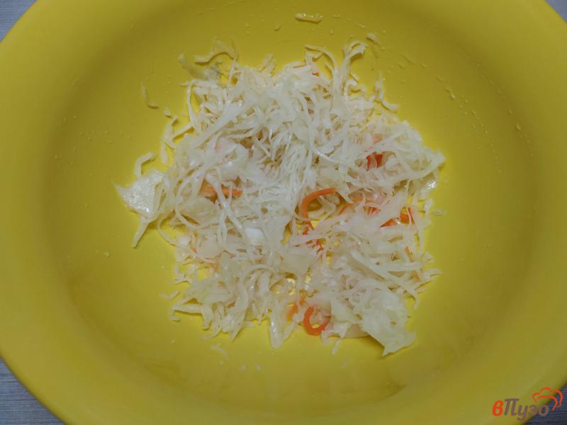 Фото приготовление рецепта: Салат из квашеной капусты и соленым огурцом шаг №1