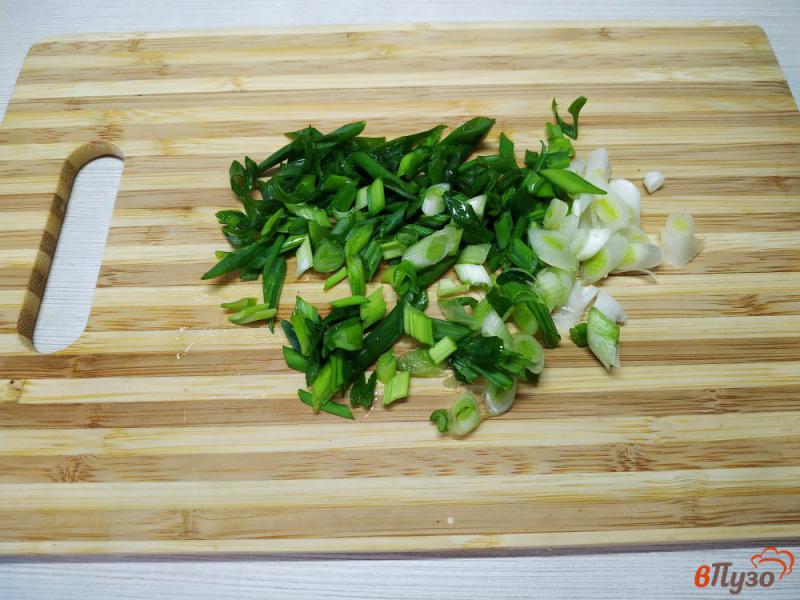Фото приготовление рецепта: Салат из квашеной капусты и соленым огурцом шаг №2