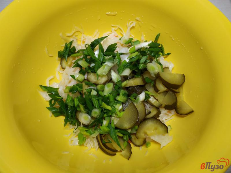 Фото приготовление рецепта: Салат из квашеной капусты и соленым огурцом шаг №4