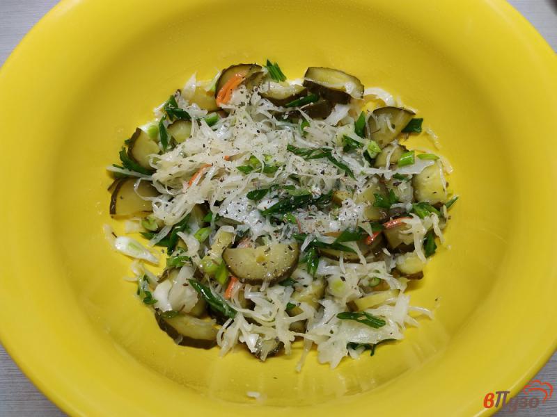 Фото приготовление рецепта: Салат из квашеной капусты и соленым огурцом шаг №5
