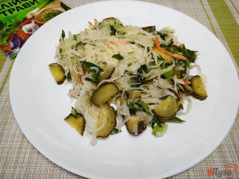 Фото приготовление рецепта: Салат из квашеной капусты и соленым огурцом шаг №6