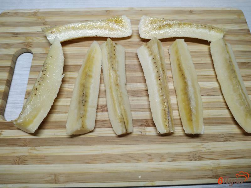 Фото приготовление рецепта: Бананы в слоеном тесте шаг №2