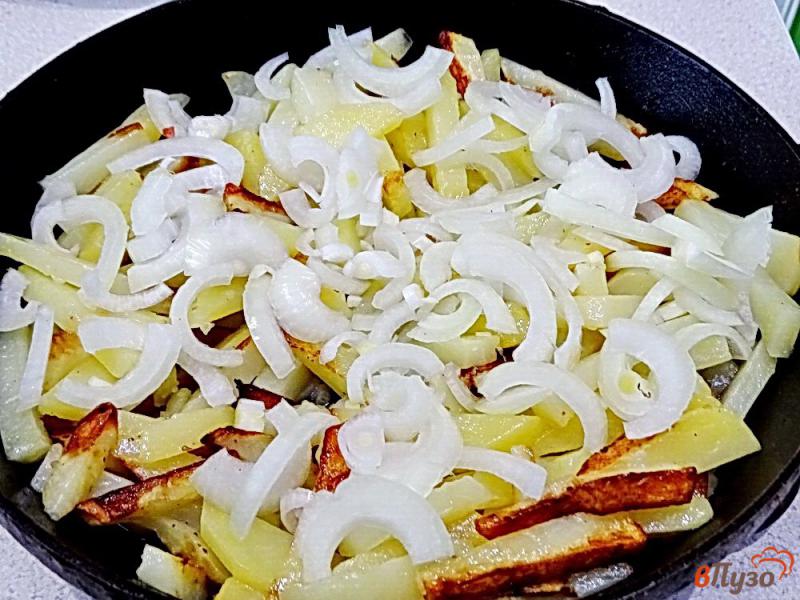Фото приготовление рецепта: Картофель жареный с вешенками шаг №5