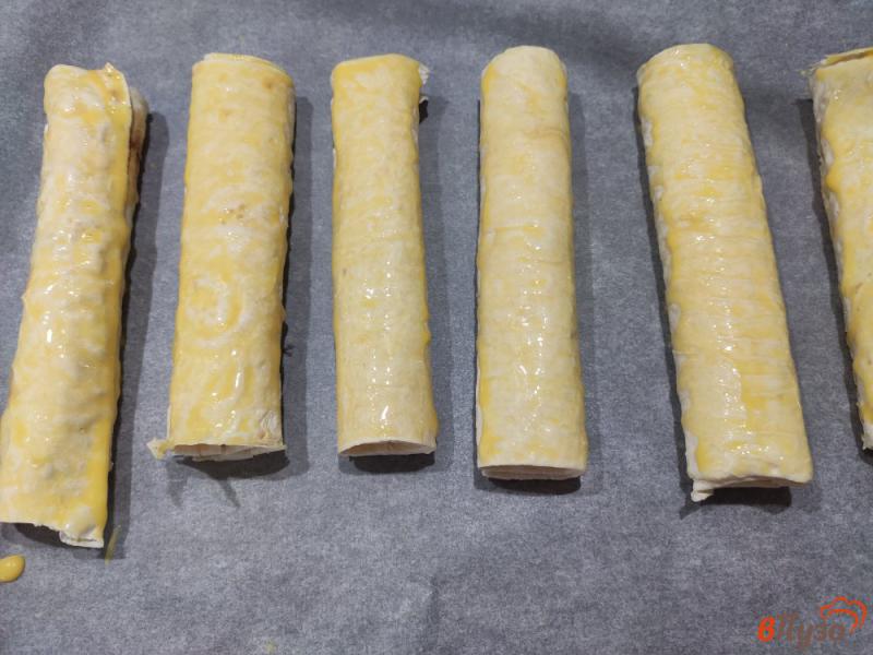 Фото приготовление рецепта: Трубочки из лаваша с творогом и сыром шаг №5