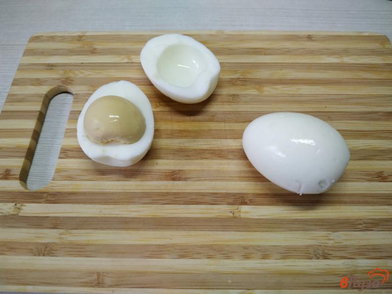 Фото приготовление рецепта: Фаршированные яйца морковью с чесноком шаг №4