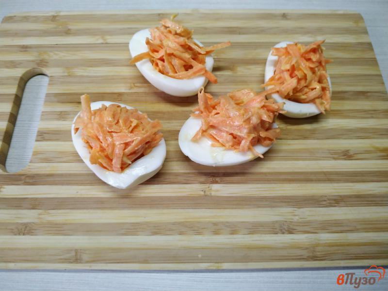 Фото приготовление рецепта: Фаршированные яйца морковью с чесноком шаг №5