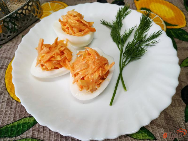 Фото приготовление рецепта: Фаршированные яйца морковью с чесноком шаг №6
