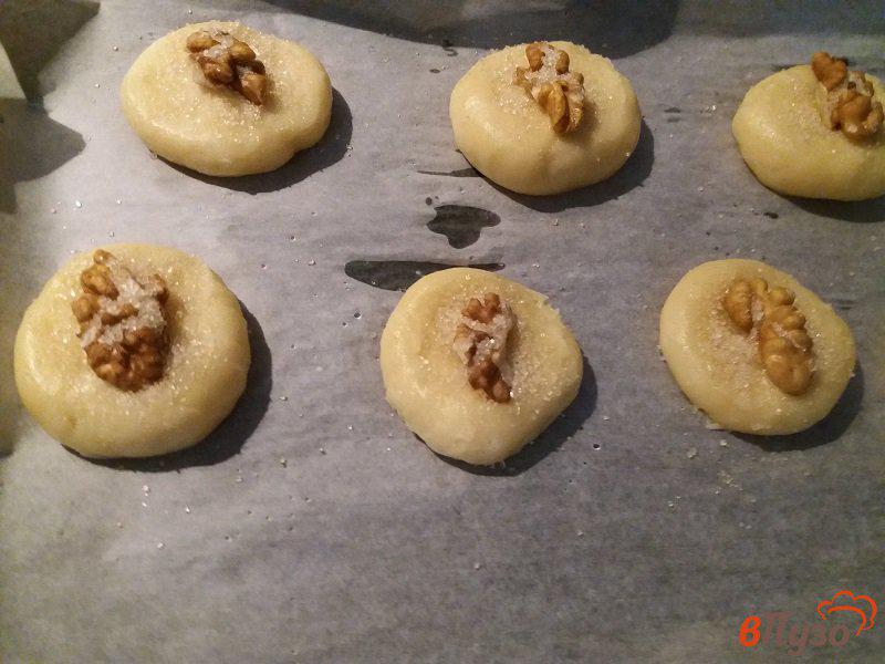 Фото приготовление рецепта: Песочное печенье с грецкими орехами шаг №4