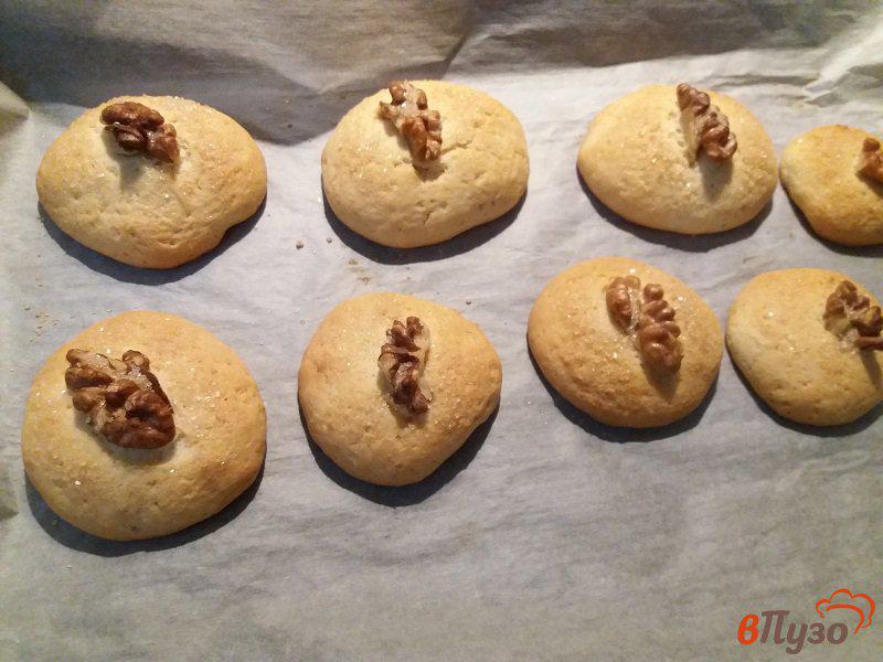 Фото приготовление рецепта: Песочное печенье с грецкими орехами шаг №5