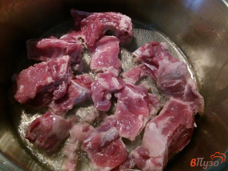 Фото приготовление рецепта: Тушёный картофель со свиными рёбрышками шаг №2