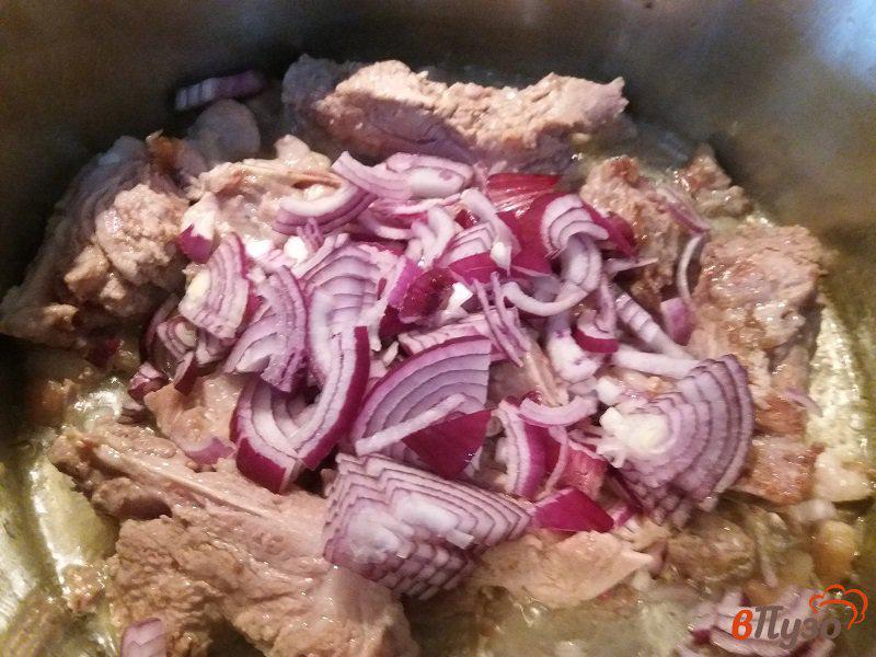 Фото приготовление рецепта: Тушёный картофель со свиными рёбрышками шаг №3