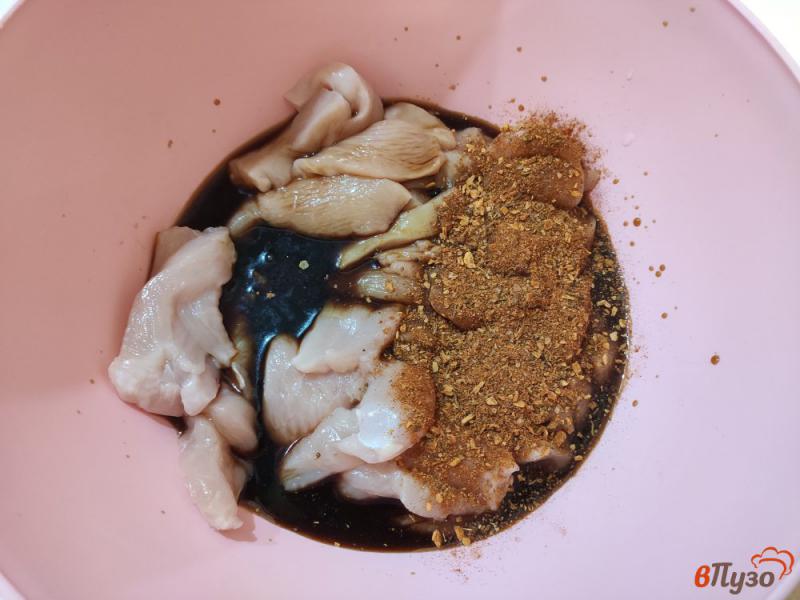 Фото приготовление рецепта: Куриное филе с соевым соусом в сметане шаг №2