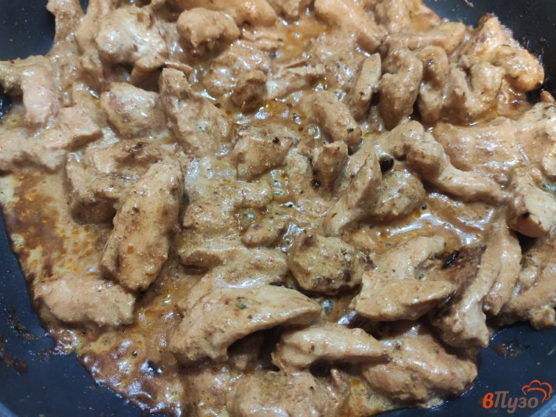 Фото приготовление рецепта: Куриное филе с соевым соусом в сметане шаг №6