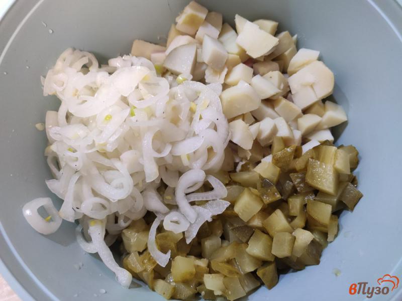 Фото приготовление рецепта: Картофельный салат с маринованным луком шаг №6