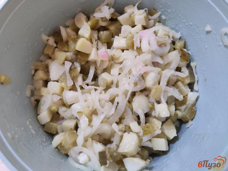 Фото приготовление рецепта: Картофельный салат с маринованным луком шаг №8