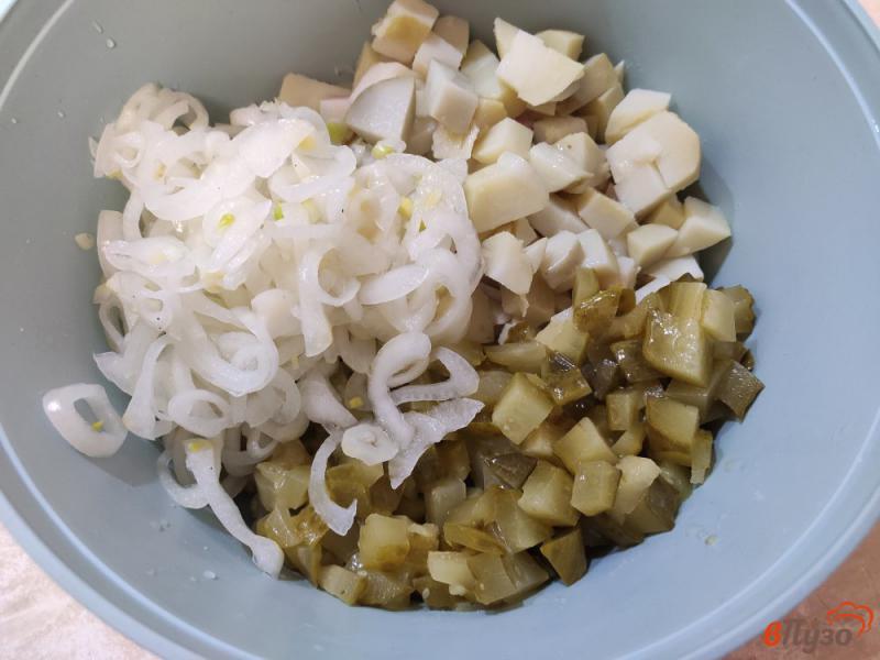 Фото приготовление рецепта: Картофельный салат с маринованным луком шаг №7