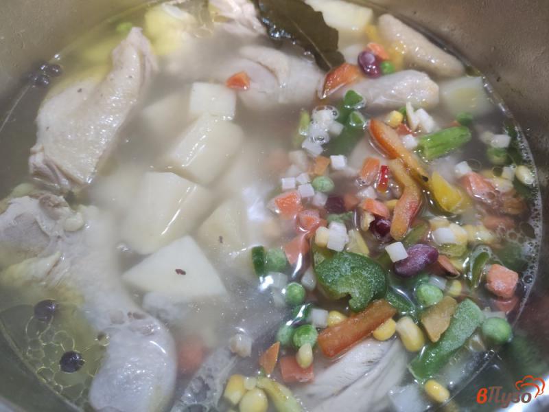 Фото приготовление рецепта: Сырный суп с курицей и замороженной овощной смесью шаг №4