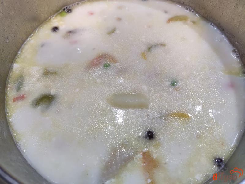 Фото приготовление рецепта: Сырный суп с курицей и замороженной овощной смесью шаг №6