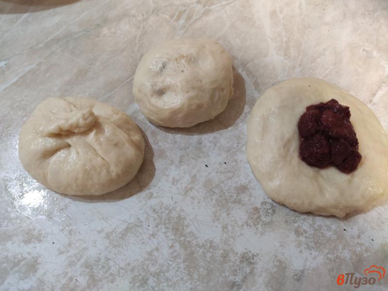 Фото приготовление рецепта: Печёные пирожки с клубничным вареньем шаг №8