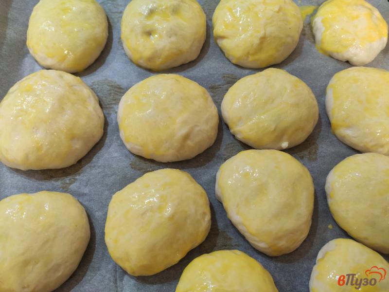 Фото приготовление рецепта: Печёные пирожки с клубничным вареньем шаг №9