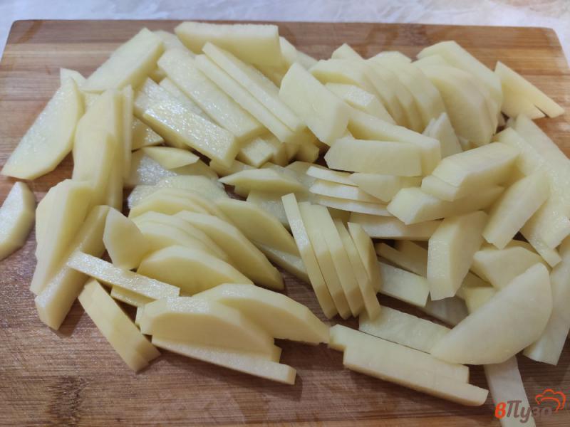 Фото приготовление рецепта: Жареный картофель с чесноком и паприкой шаг №1