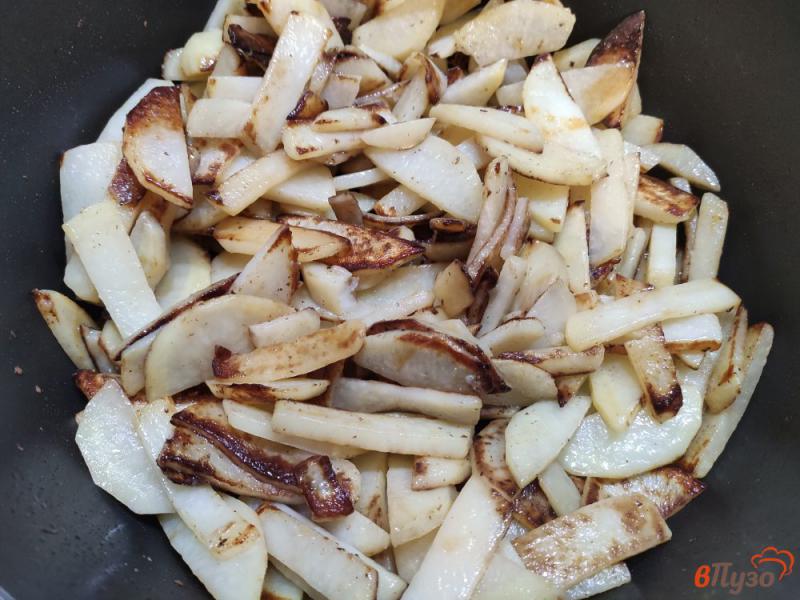 Фото приготовление рецепта: Жареный картофель с чесноком и паприкой шаг №2