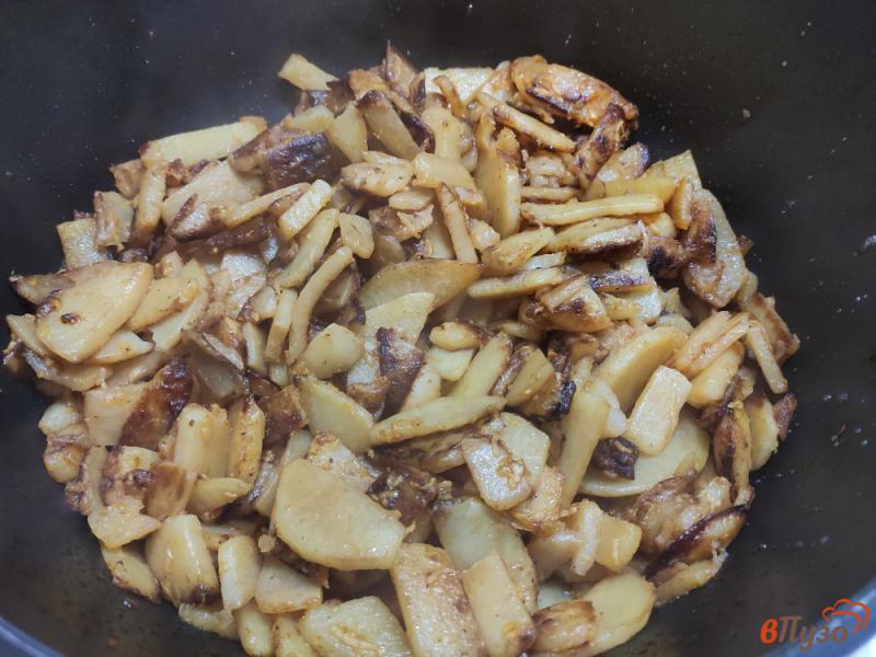 Фото приготовление рецепта: Жареный картофель с чесноком и паприкой шаг №4