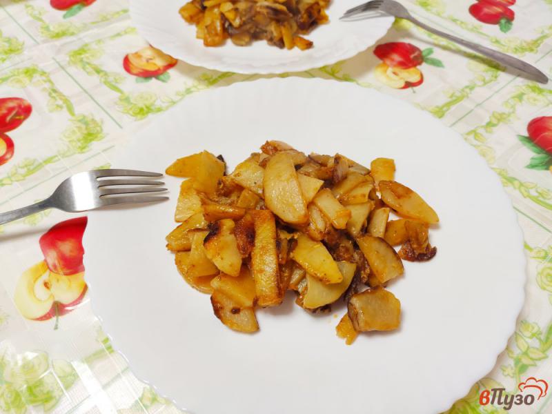 Фото приготовление рецепта: Жареный картофель с чесноком и паприкой шаг №5