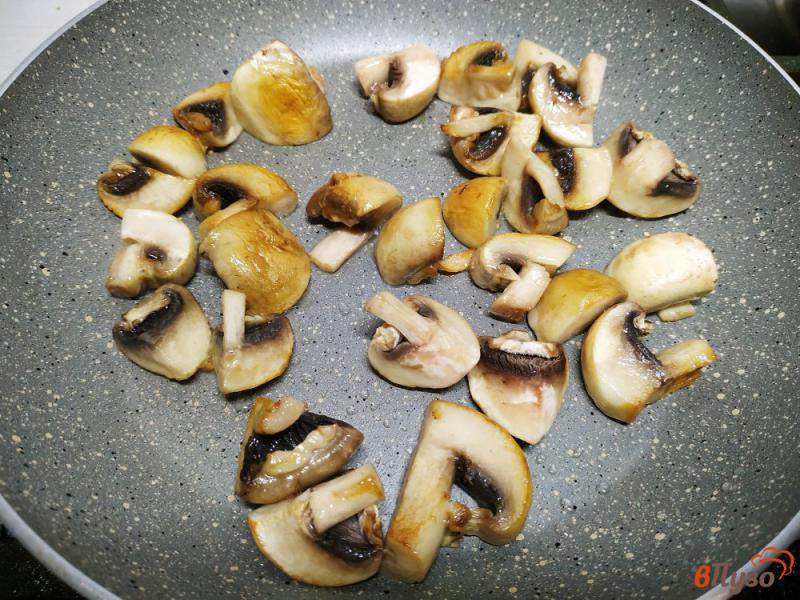 Фото приготовление рецепта: Лёгкий салат с грибами шаг №2