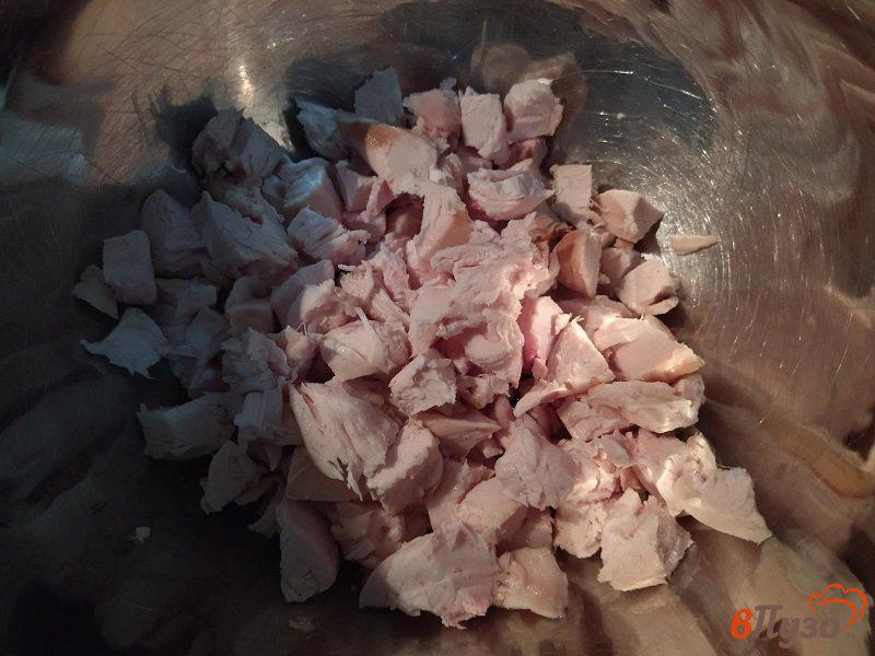 Фото приготовление рецепта: Салат в итальянском стиле с пастой фузилли и копчёной курицей шаг №1