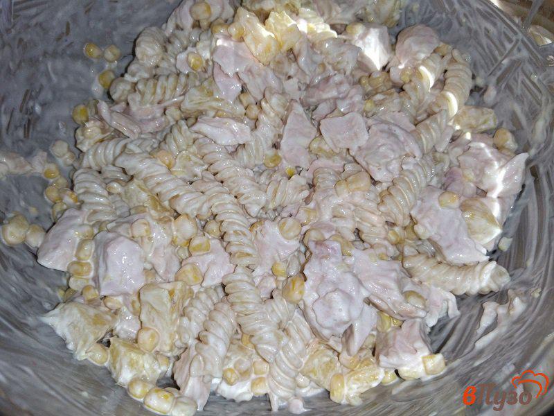 Фото приготовление рецепта: Салат в итальянском стиле с пастой фузилли и копчёной курицей шаг №5