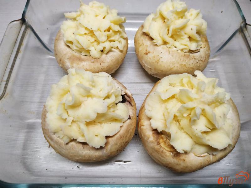 Фото приготовление рецепта: Шампиньоны фаршированные картофельным пюре шаг №5