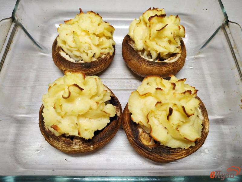 Фото приготовление рецепта: Шампиньоны фаршированные картофельным пюре шаг №6