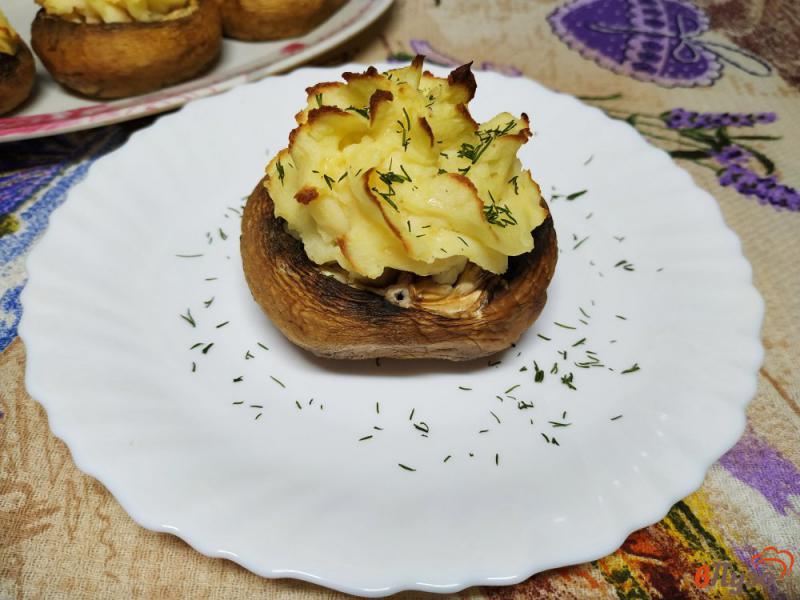 Фото приготовление рецепта: Шампиньоны фаршированные картофельным пюре шаг №7