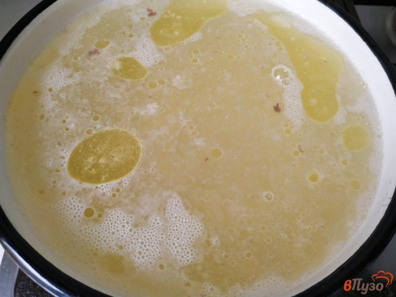 Фото приготовление рецепта: Суп с вермишелью и грибами на курином бульоне шаг №2