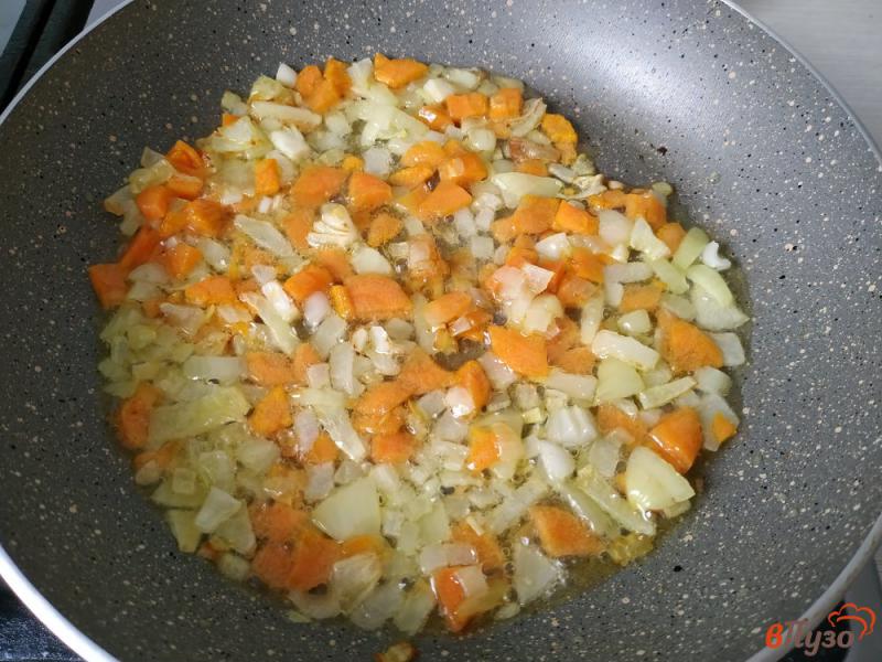 Фото приготовление рецепта: Суп с вермишелью и грибами на курином бульоне шаг №5