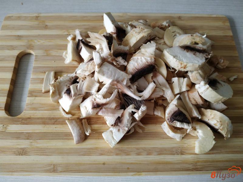 Фото приготовление рецепта: Суп с вермишелью и грибами на курином бульоне шаг №4