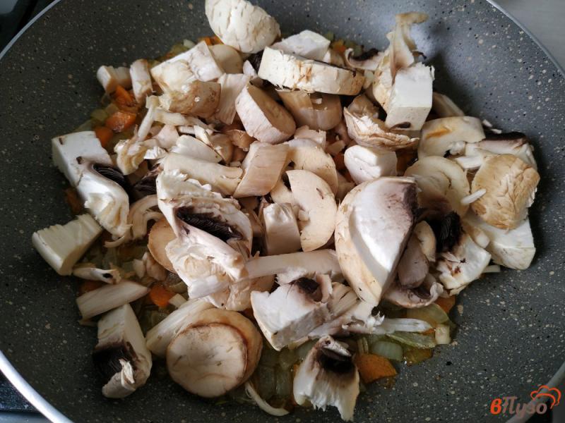 Фото приготовление рецепта: Суп с вермишелью и грибами на курином бульоне шаг №6