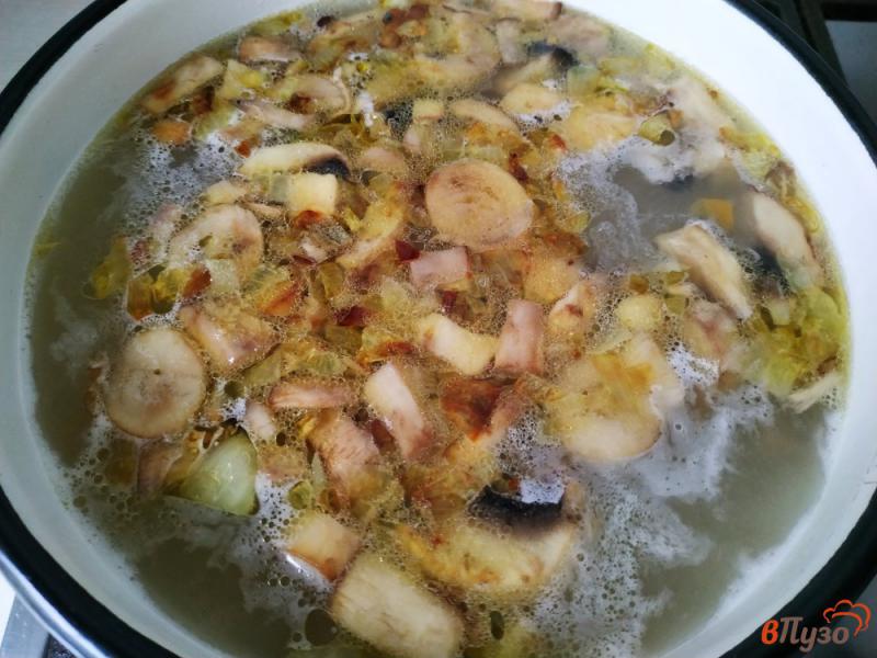 Фото приготовление рецепта: Суп с вермишелью и грибами на курином бульоне шаг №8