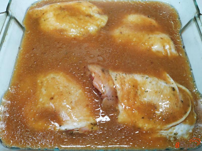Фото приготовление рецепта: Куриные бедра в сливовом соусе шаг №6